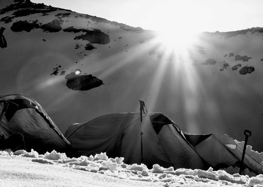 Fotos eines Zelt-Basecamps im Schnee